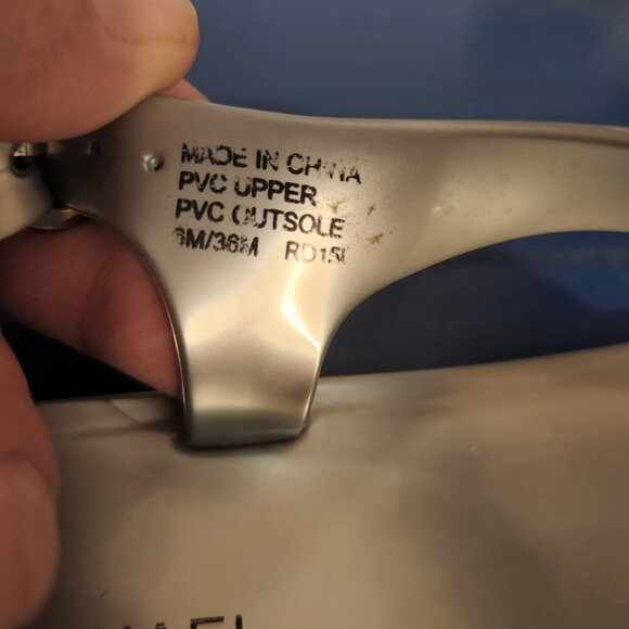 Wmn 6M MICHAEL KORS silver|gray pvc  jelly flat thong ankle strap|buckle sandal - Picture 3 of 9